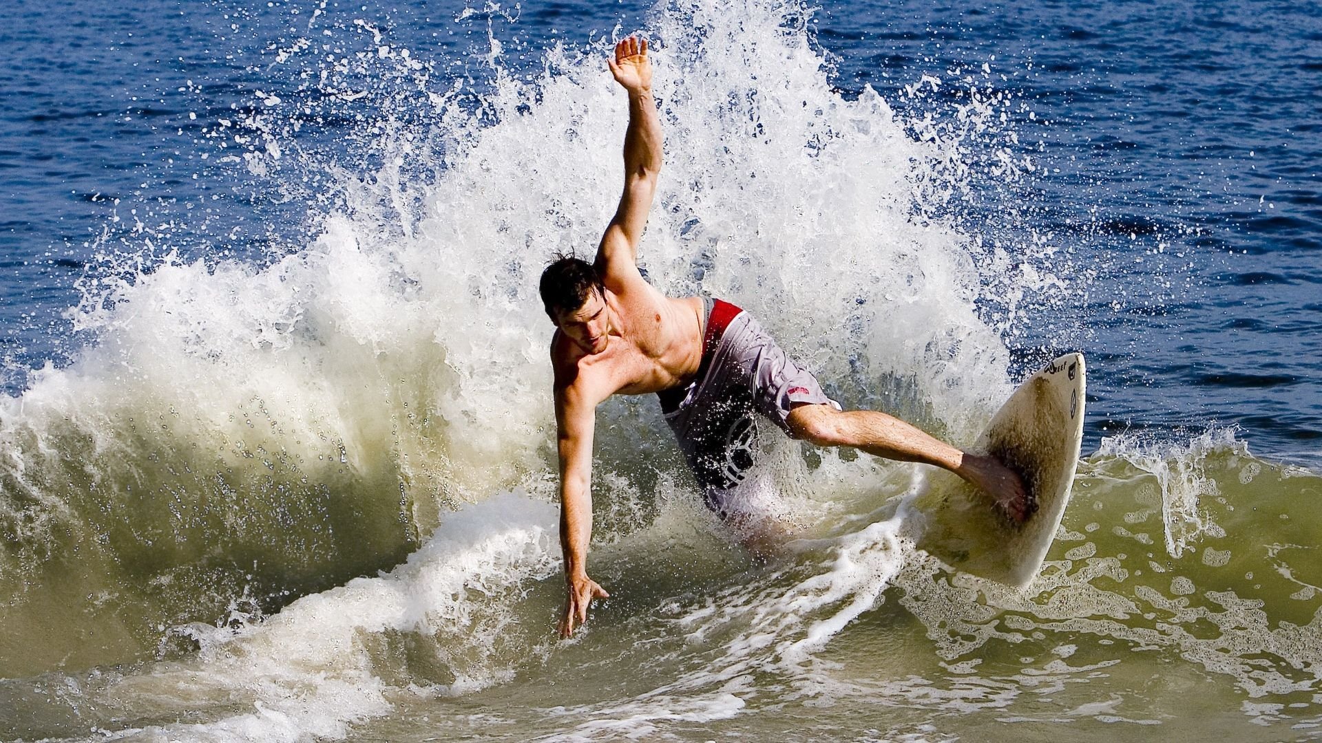 LIV高尔夫联赛继续搅局 传统巡回赛与新赛事间裂痕扩大